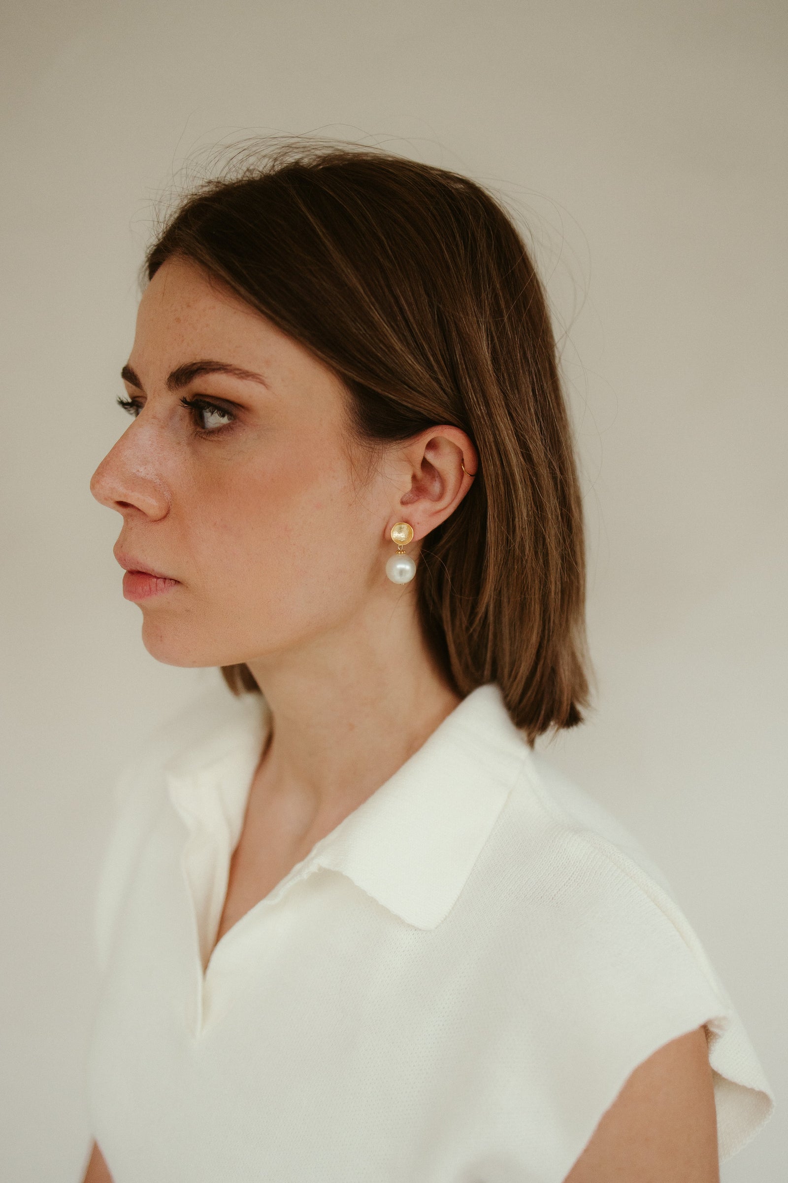 Nikkelvrije oorbel bij een schoon, verzorgd oorgaatje van Petit Bonbon