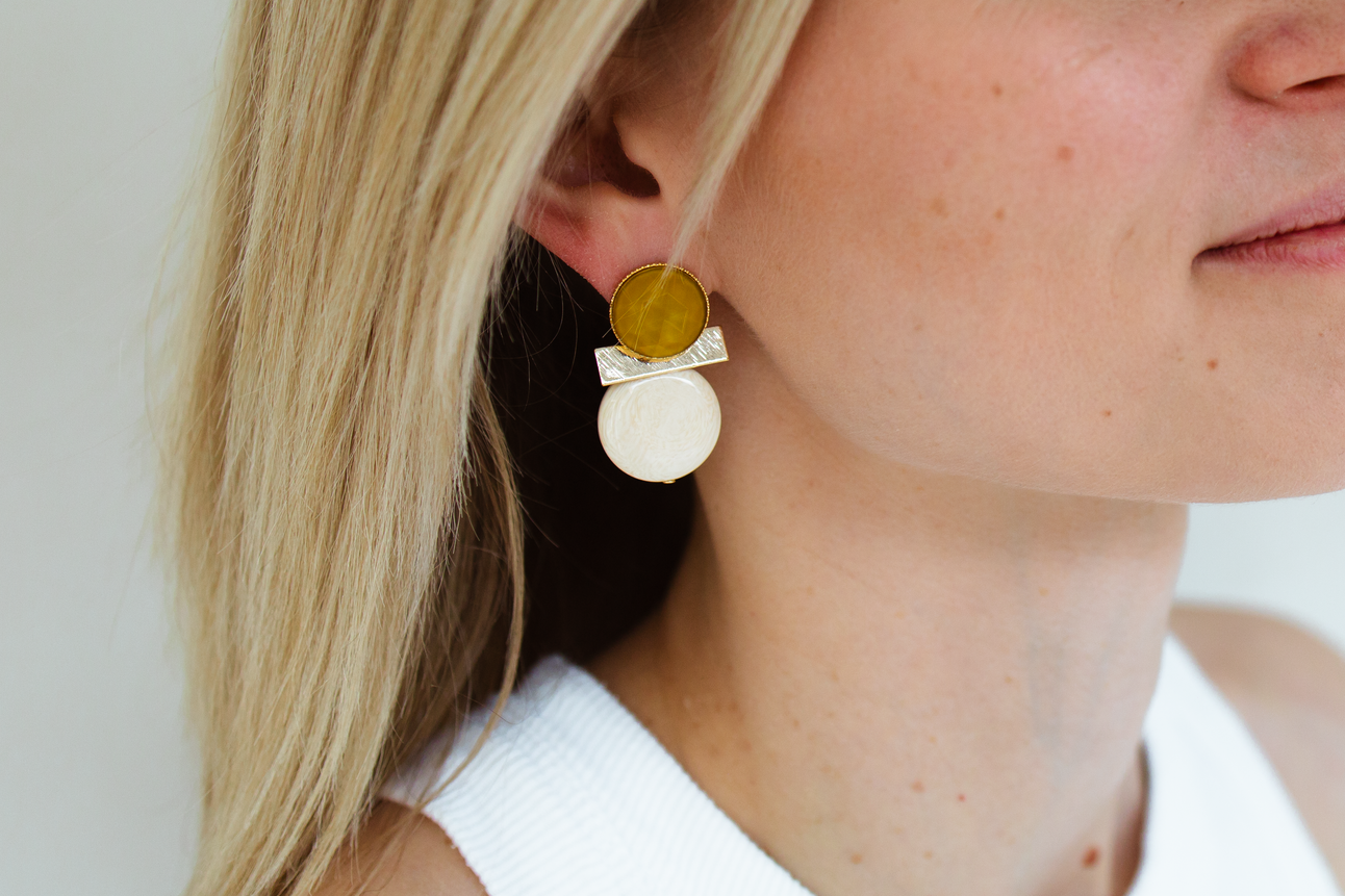 Nikkelvrije oorbellen bij een roze outfit