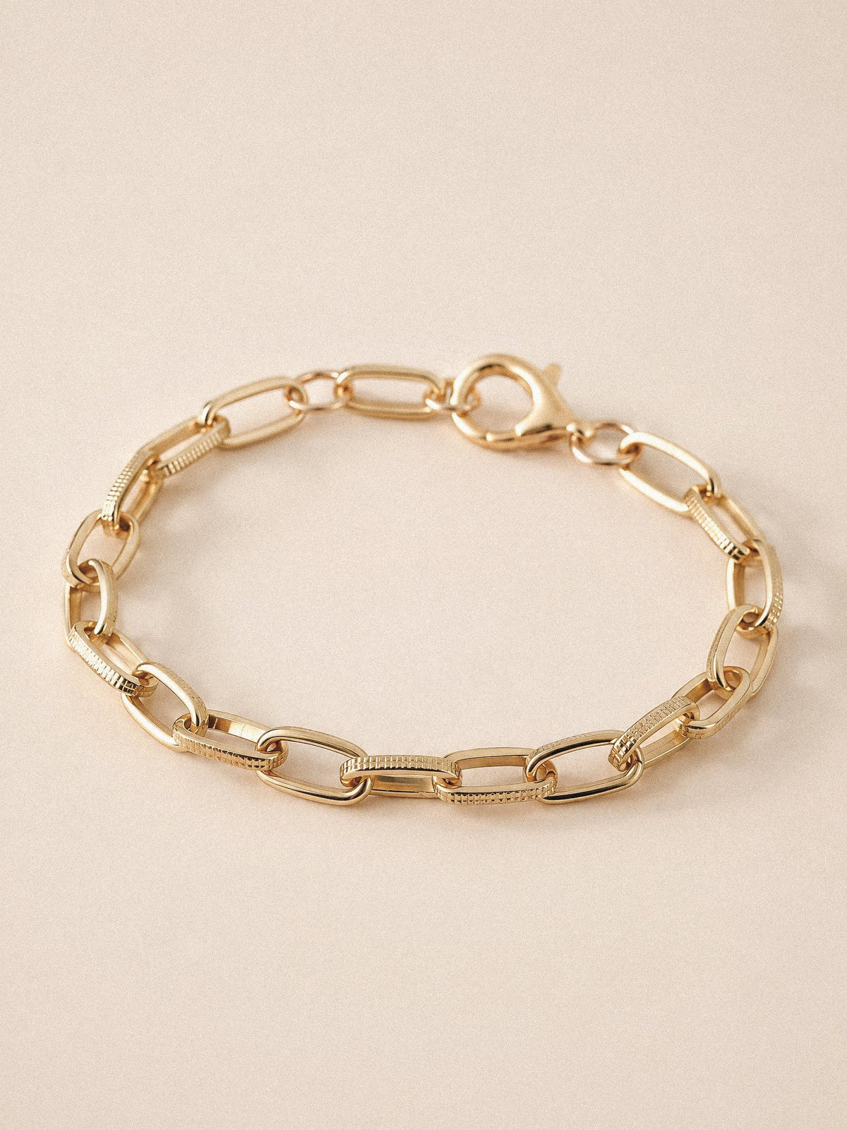 Textured link armband