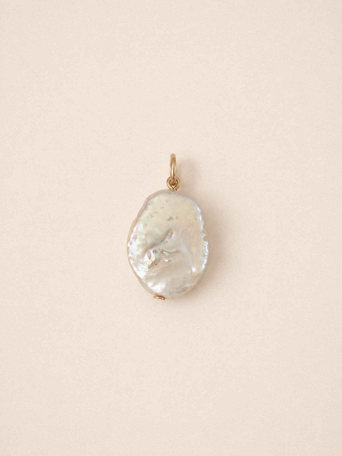 Platte onregelmatige parel charm goud