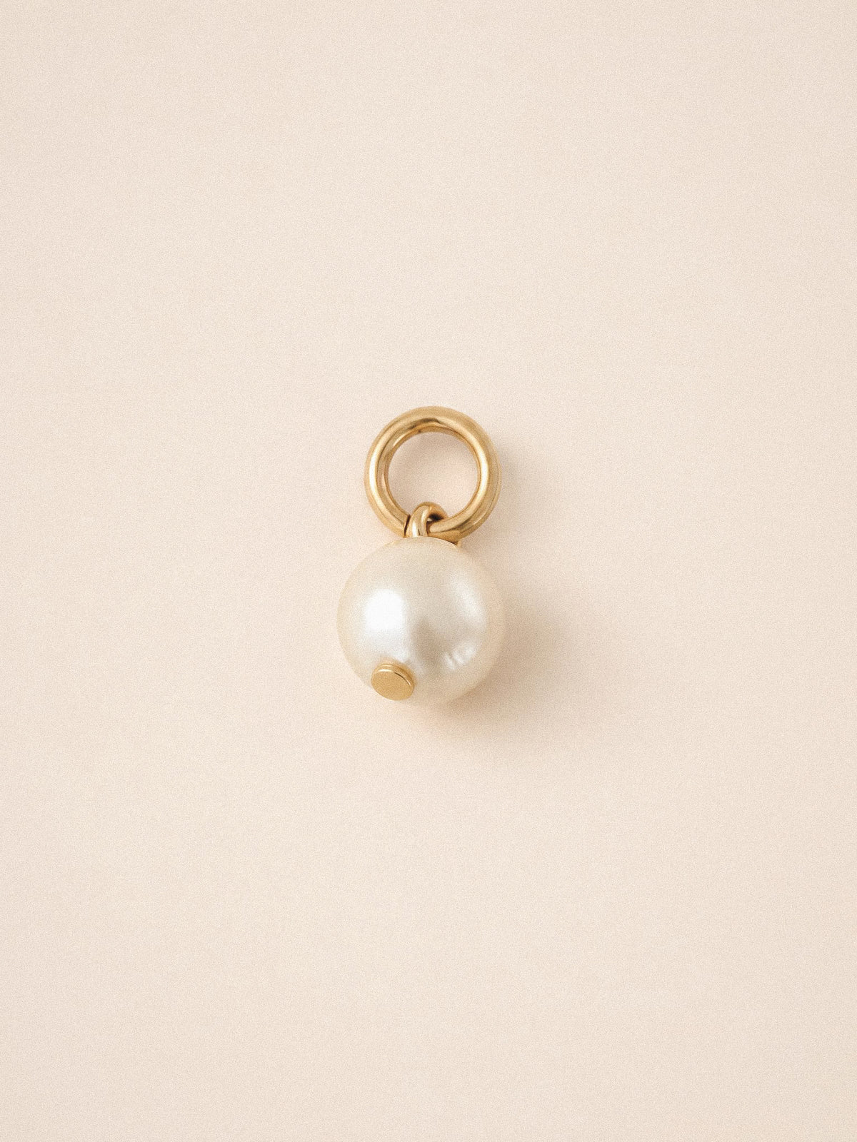 Small pearl charm goud