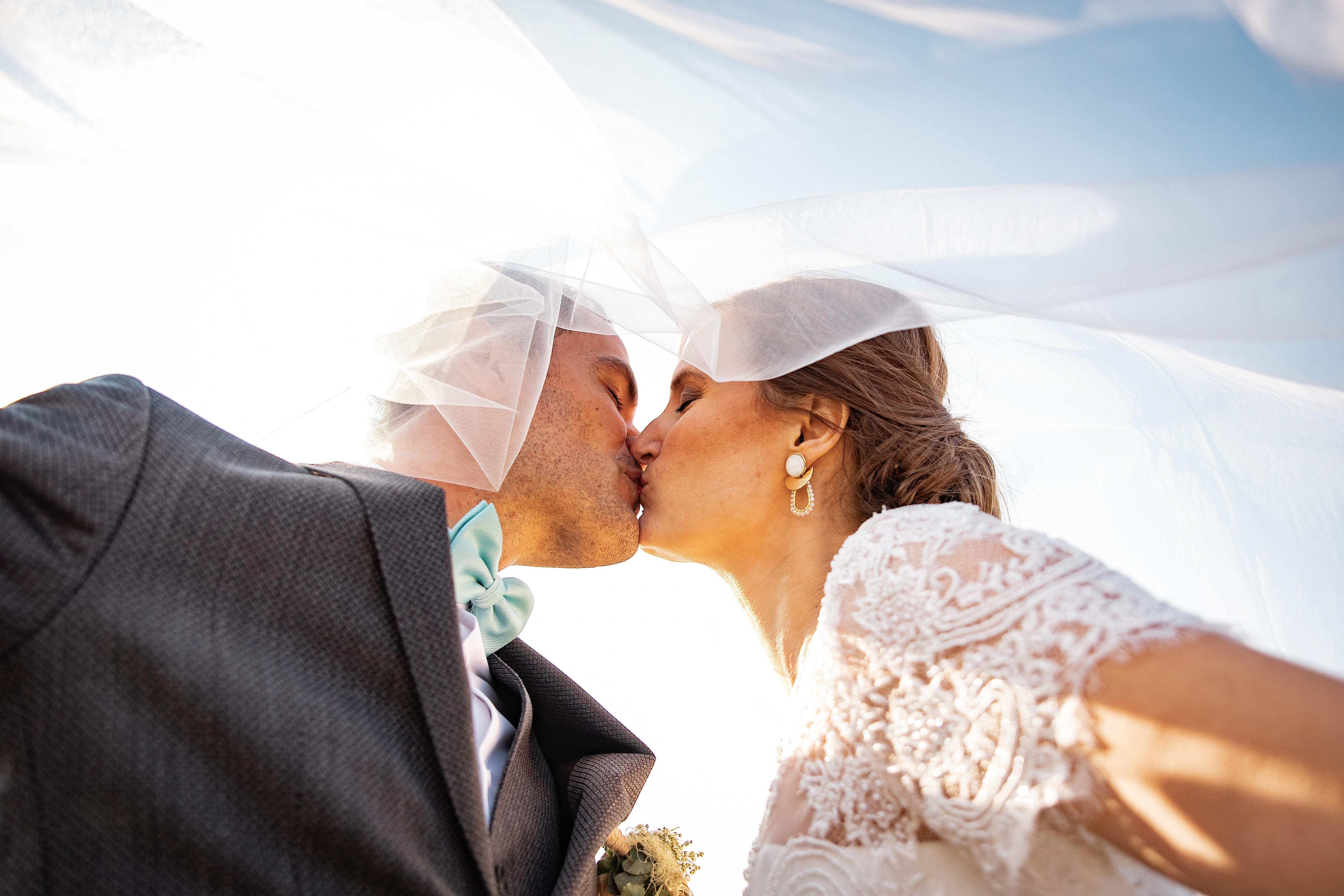 De mooiste bruidsoorbellen van 2026 — trends en tips voor de perfecte bruidslook